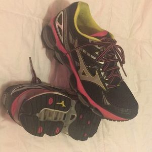 Women’s Mizuno Wave Rider size 7